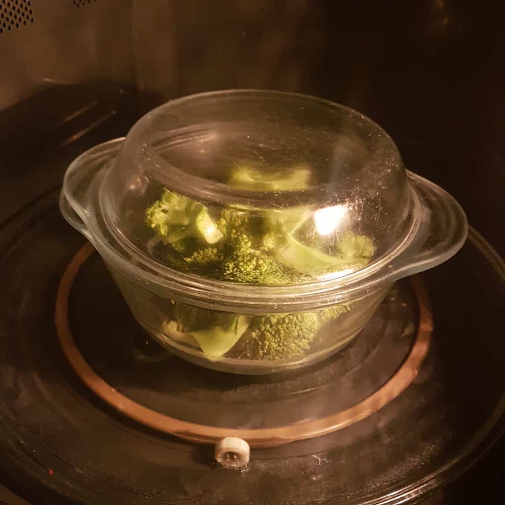how to steam brocolli in the microwave